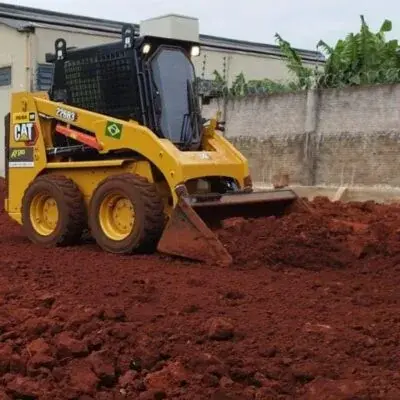 Retroescavadeira em área preparada para obra em Uberlândia e região