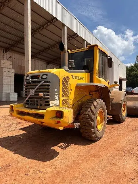 Escavadeira em movimentação de terra em obra de Uberlândia