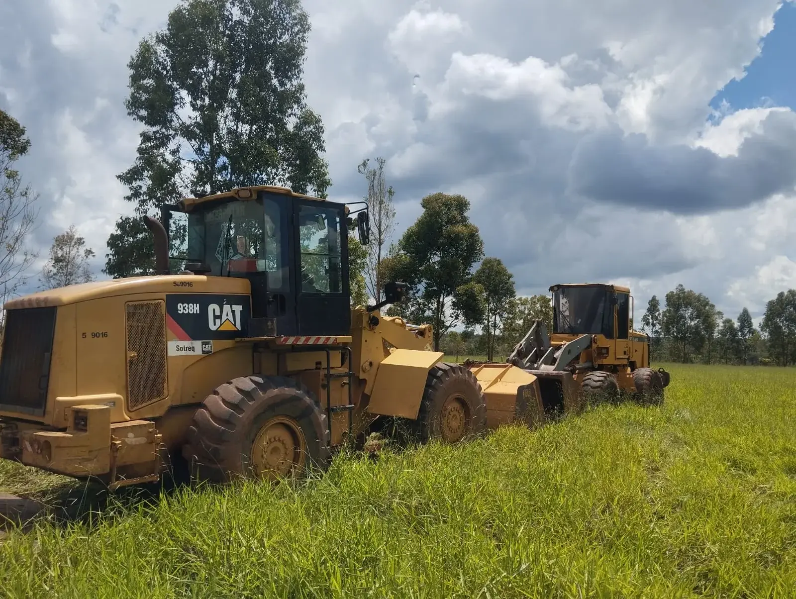 Carregadeira transportada para serviço de terraplanagem em Uberlândia